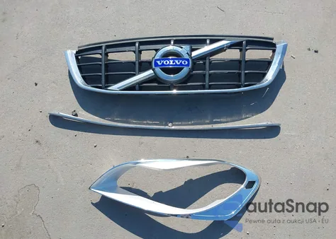 2011 Volvo Xc60 3.2/3.2 R-Design z USA, uszkodzony, nr VIN YV4952DL4B2208895